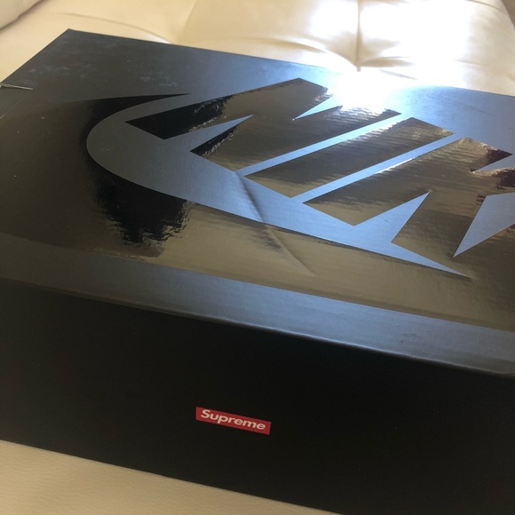 Supreme x Nike Air Max Tailwind - Picture 3 of 3